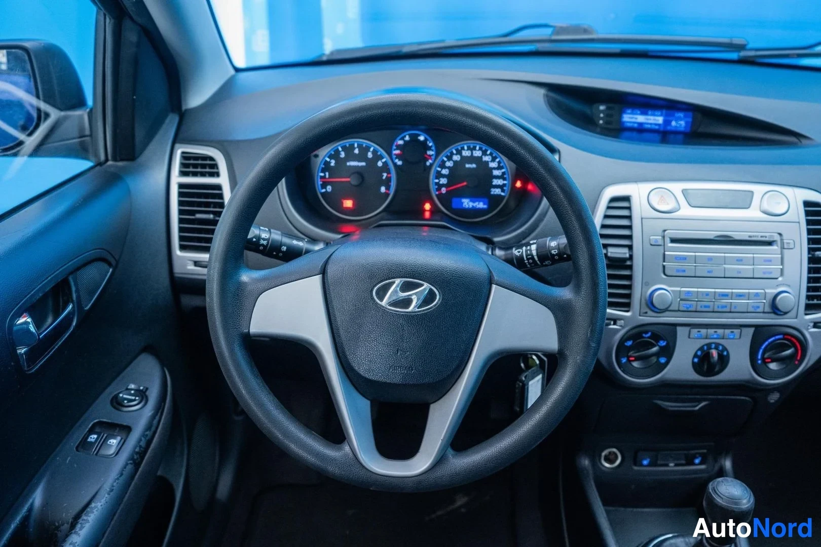 Blue Hyundai i20 2011, cockpit, photo 9