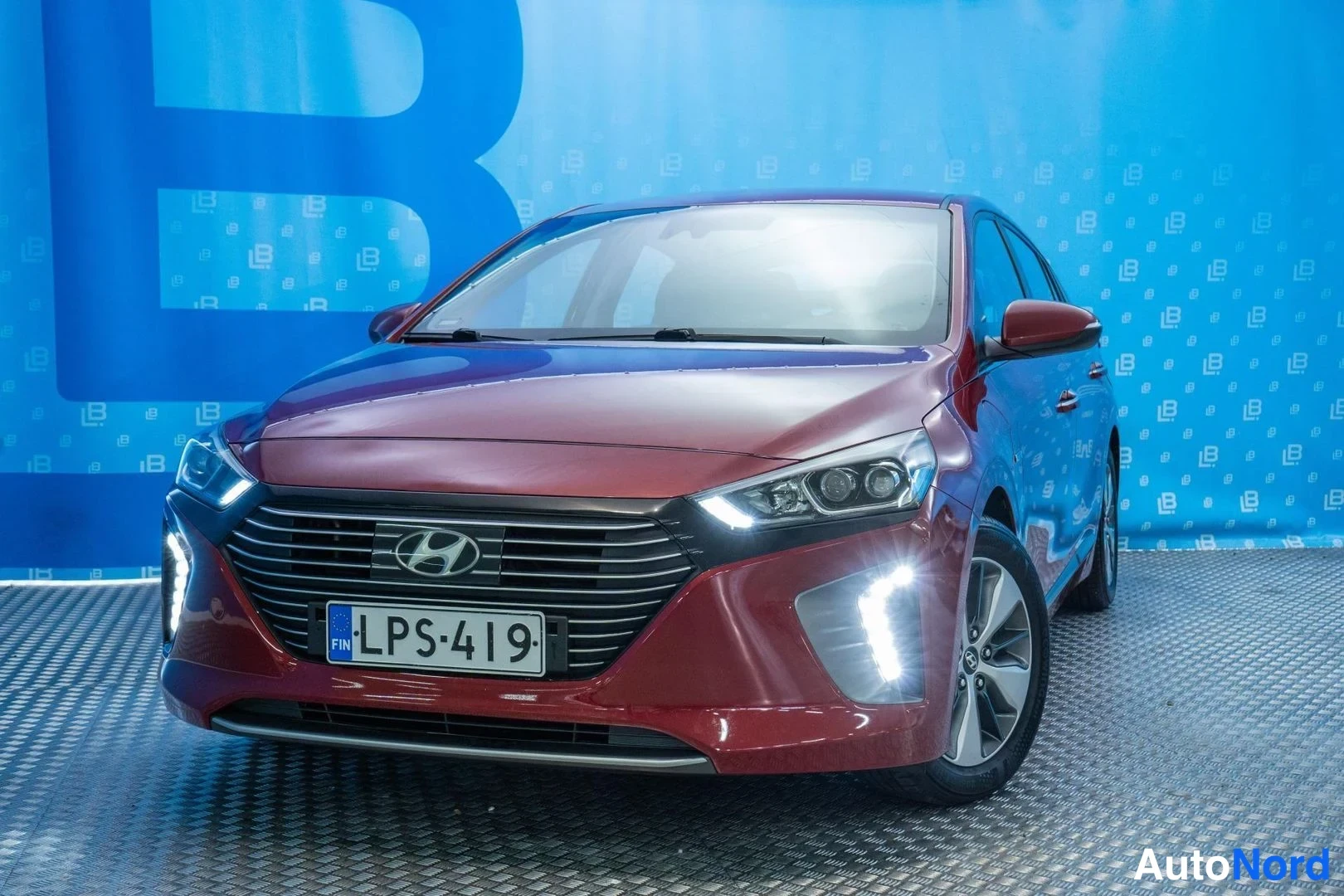 Red Hyundai Ioniq 2018, front three-quarter, nose to the left, photo 2