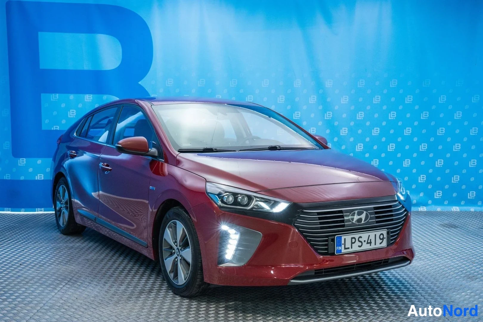 Red Hyundai Ioniq 2018, front three-quarter, nose to the right, photo 3