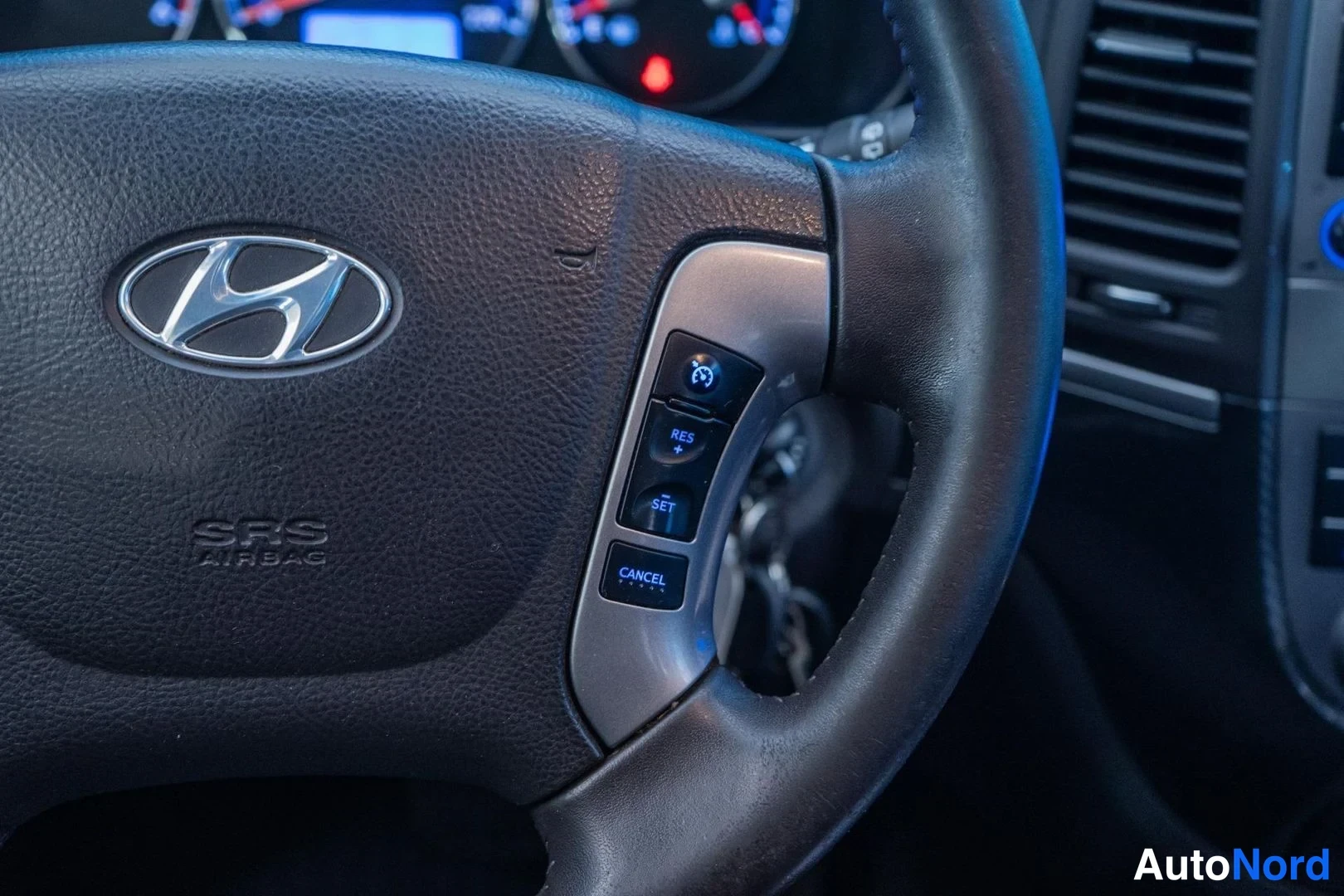 Silver Hyundai Santa Fe 2011, detail, photo 13