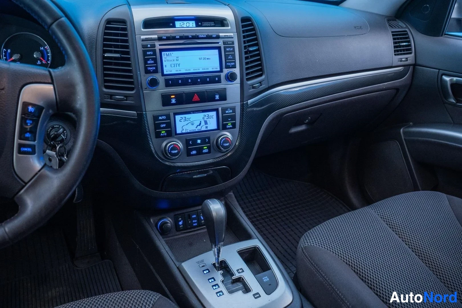 Silver Hyundai Santa Fe 2011, cockpit, photo 9