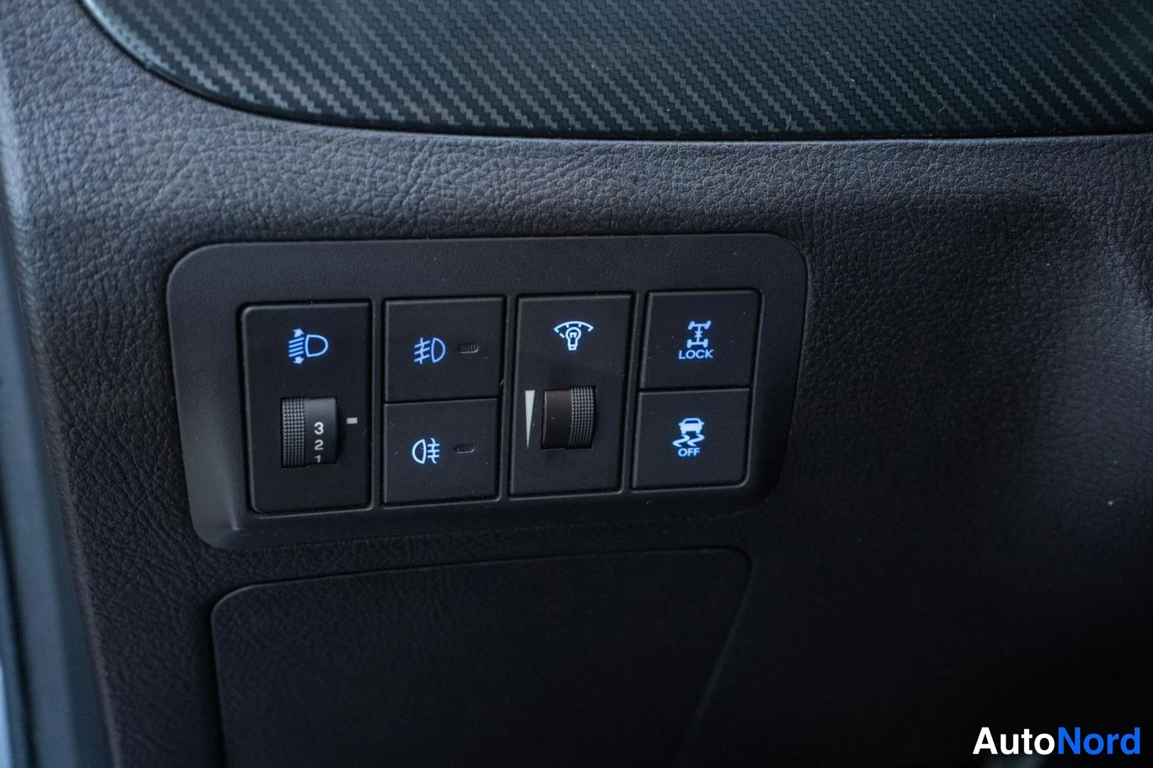 Silver Hyundai Santa Fe 2011, detail, photo 17