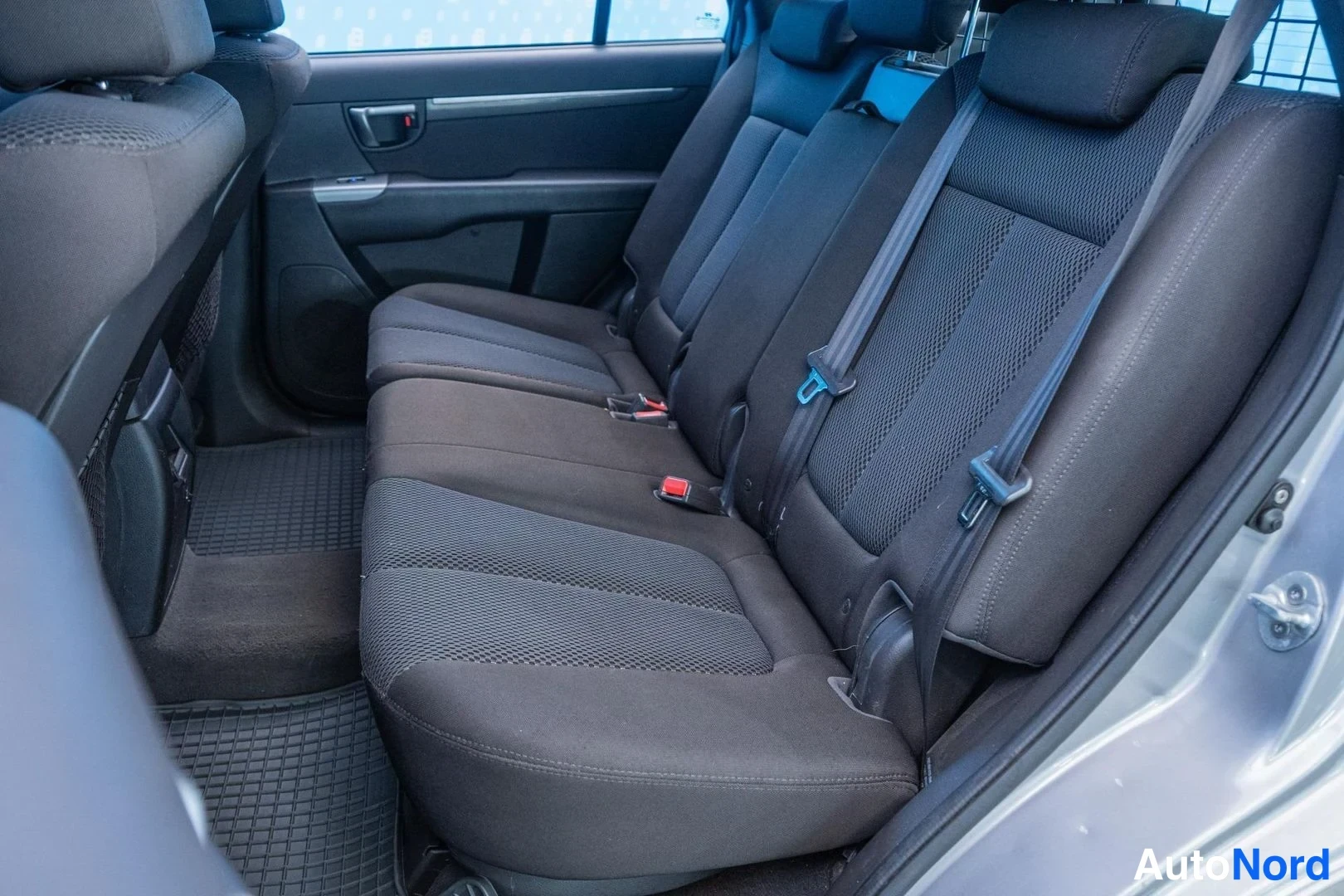 Silver Hyundai Santa Fe 2011, rear seats, photo 12