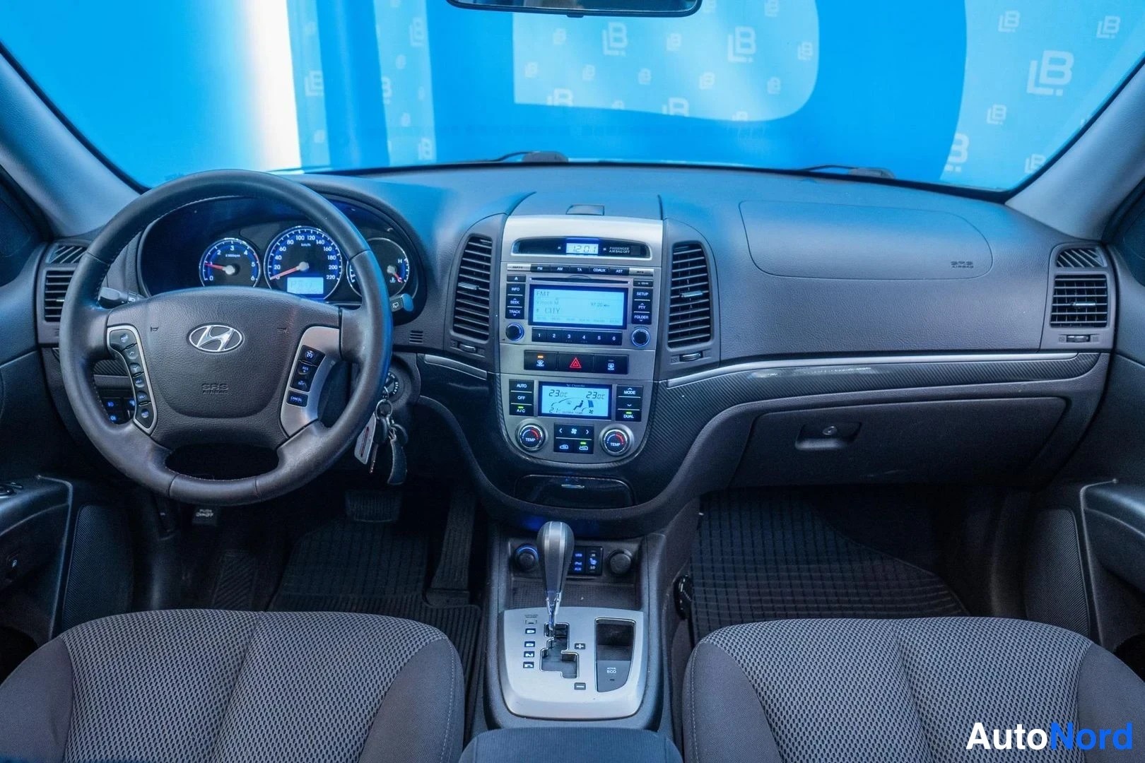 Silver Hyundai Santa Fe 2011, cockpit, photo 10