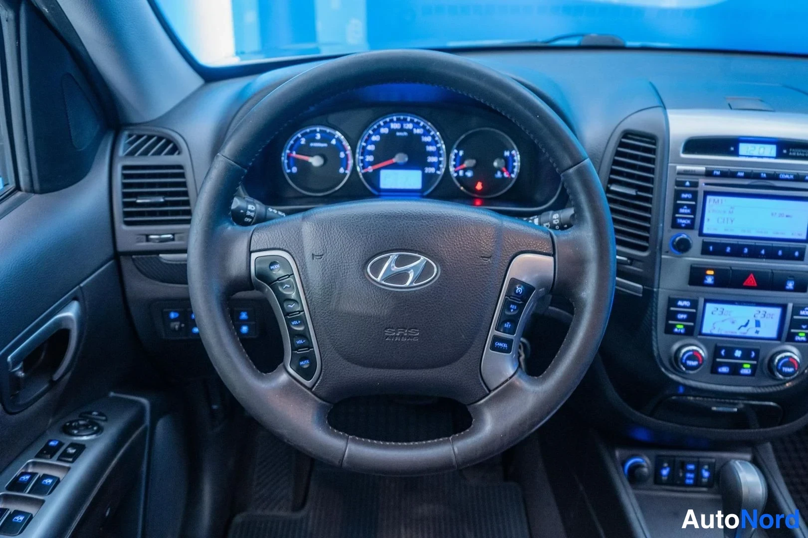 Silver Hyundai Santa Fe 2011, cockpit, photo 8