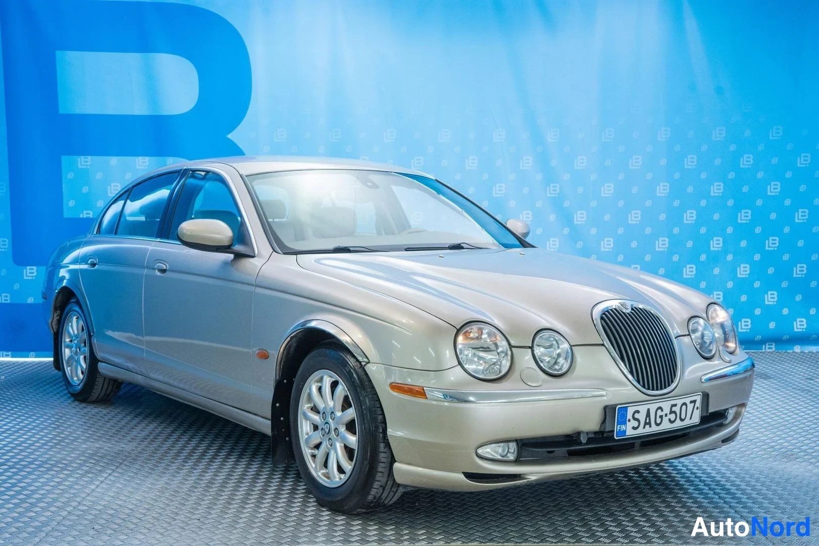 Beige Jaguar S-Type 2003, front three-quarter, nose to the right, photo 3