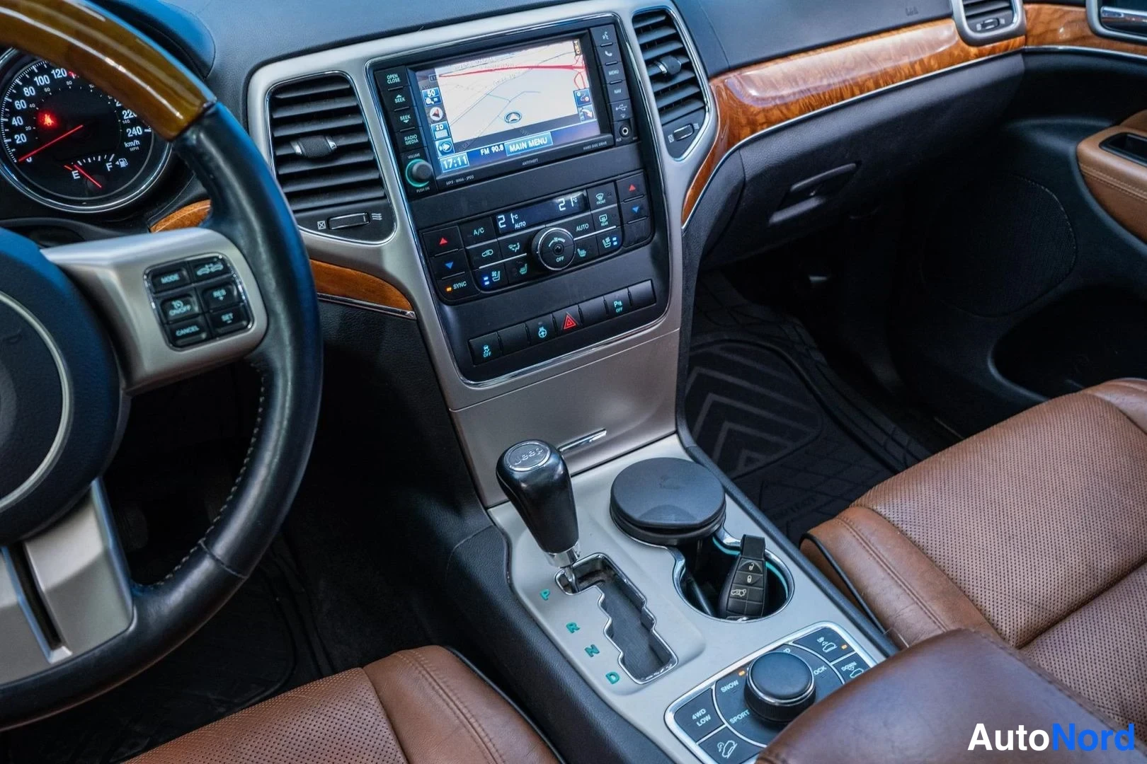 Grey Jeep Grand Cherokee 2011, cockpit, photo 9