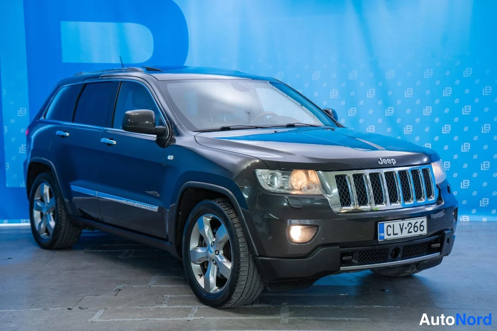 Grey Jeep Grand Cherokee 2011, front three-quarter, nose to the right, photo 3
