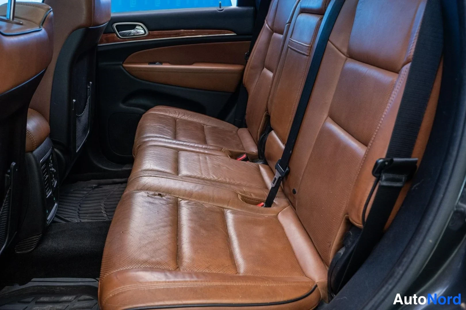 Grey Jeep Grand Cherokee 2011, rear seats, photo 11