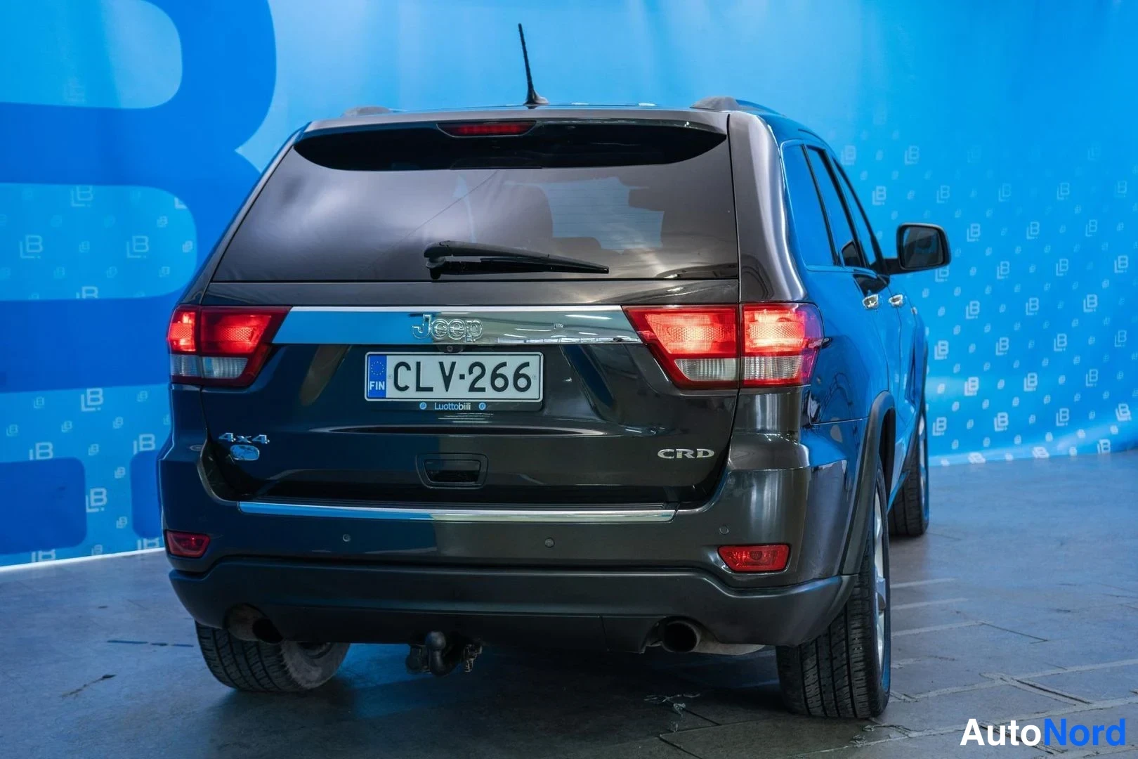 Grey Jeep Grand Cherokee 2011, rear three-quarter, photo 4