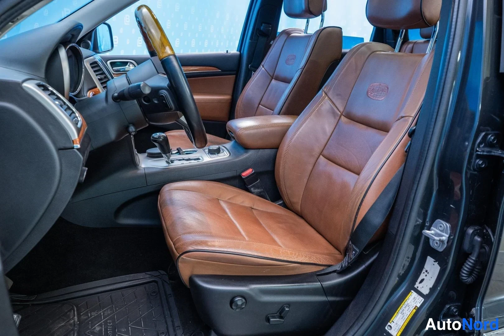 Grey Jeep Grand Cherokee 2011, front seats, photo 10
