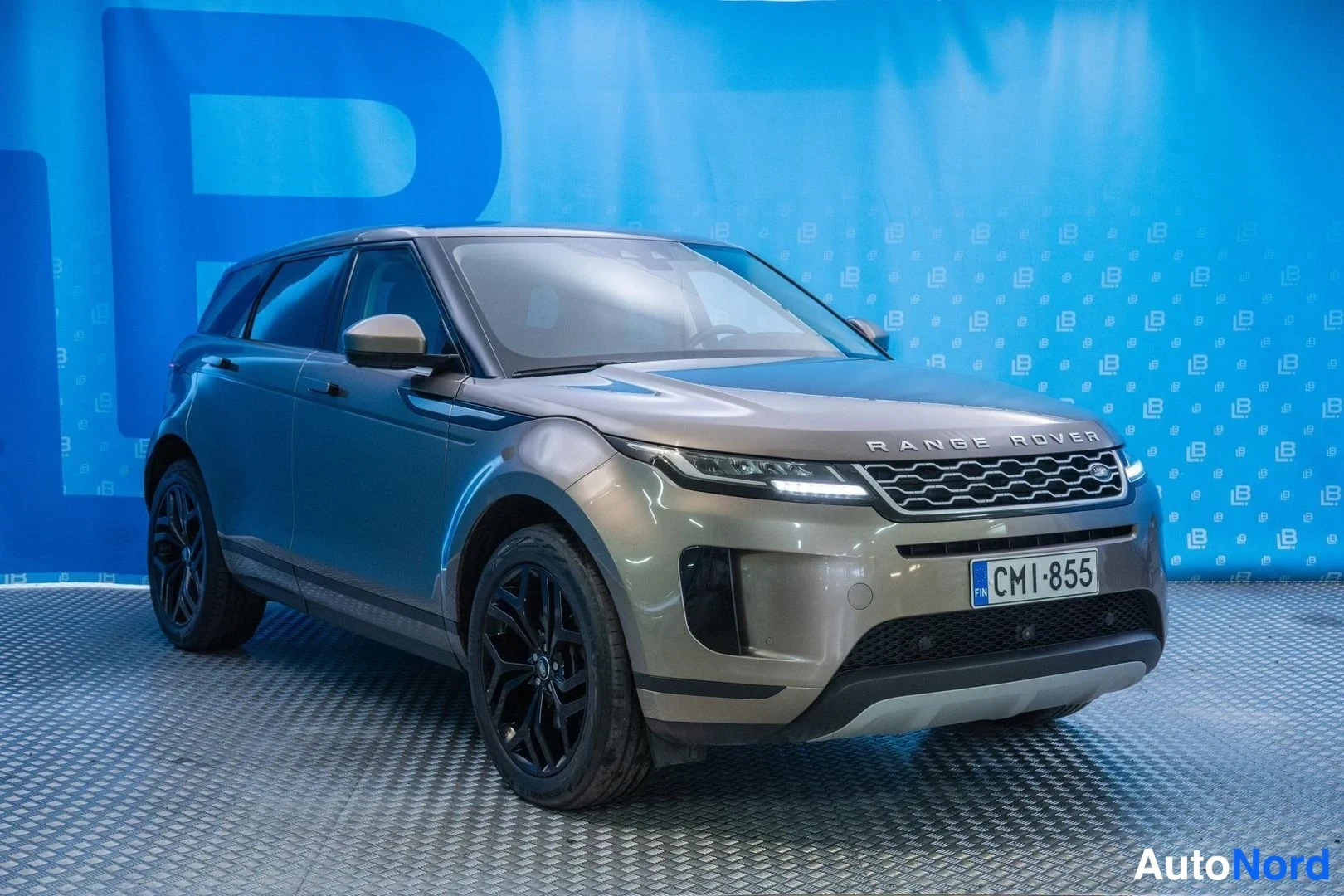 Beige Land Rover Range Rover Evoque 2020, front three-quarter, nose to the right, photo 3