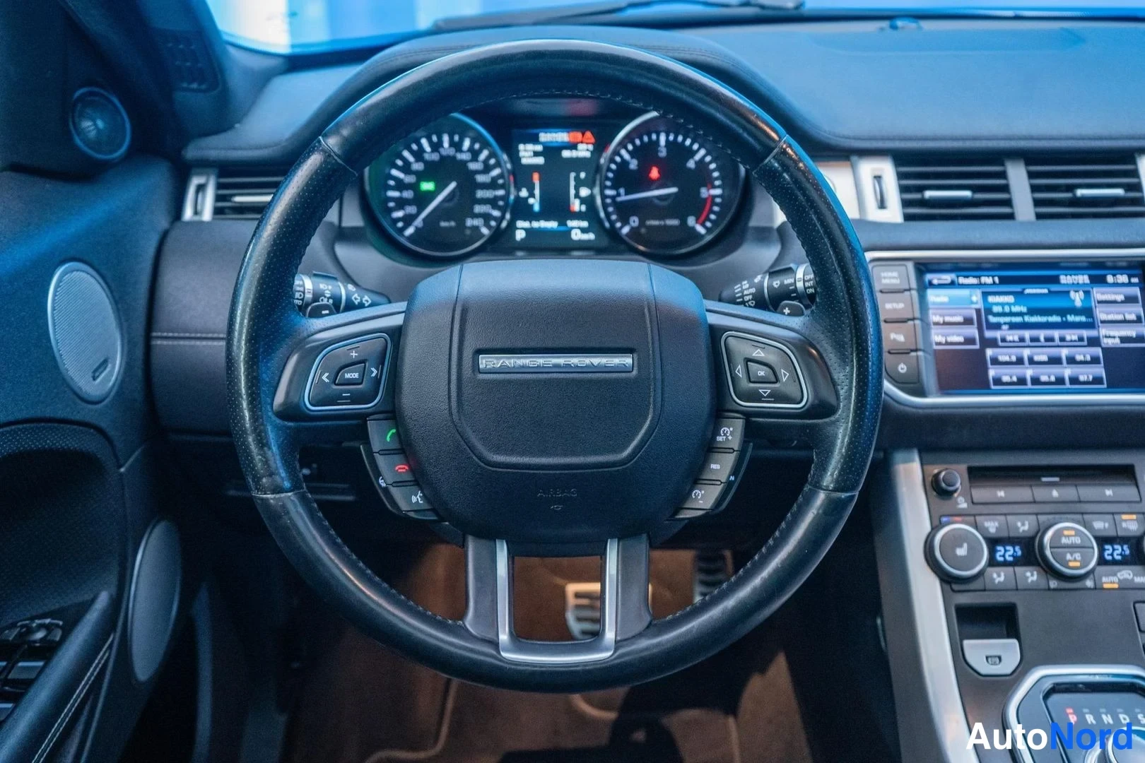 White Land Rover Range Rover Evoque 2013, detail, photo 13