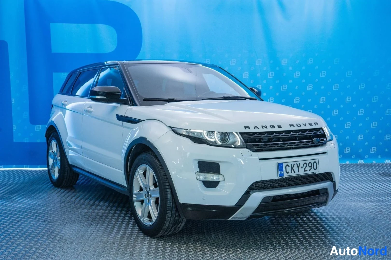 White Land Rover Range Rover Evoque 2013, front three-quarter, nose to the right, photo 3