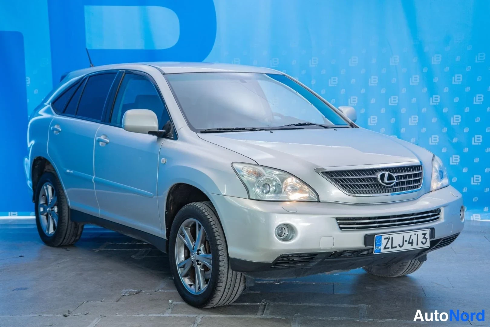 Grey Lexus RX 400h 2007, front three-quarter, nose to the right, photo 3