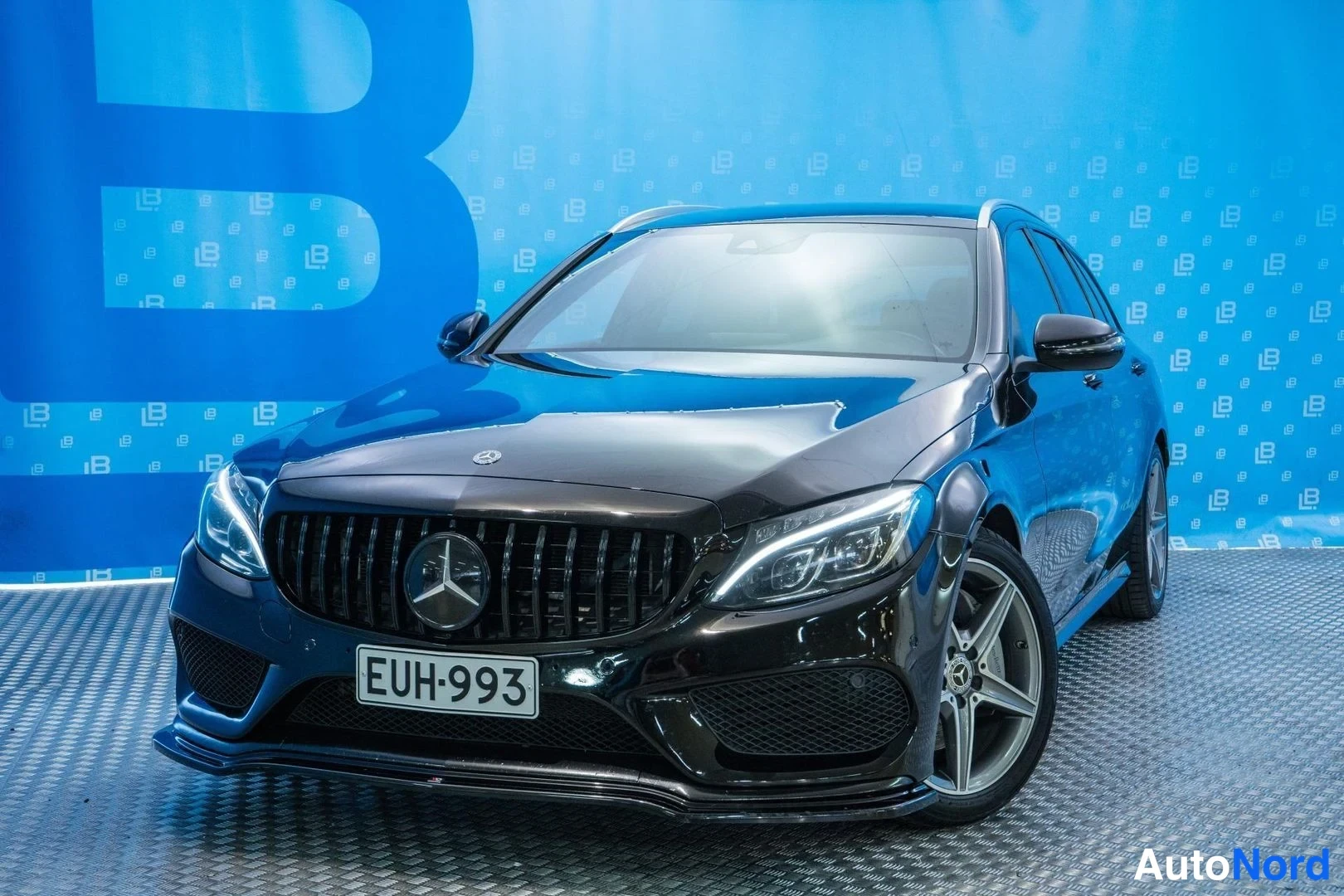 Black Mercedes-Benz C 350 e 2018, front three-quarter, nose to the right, photo 3