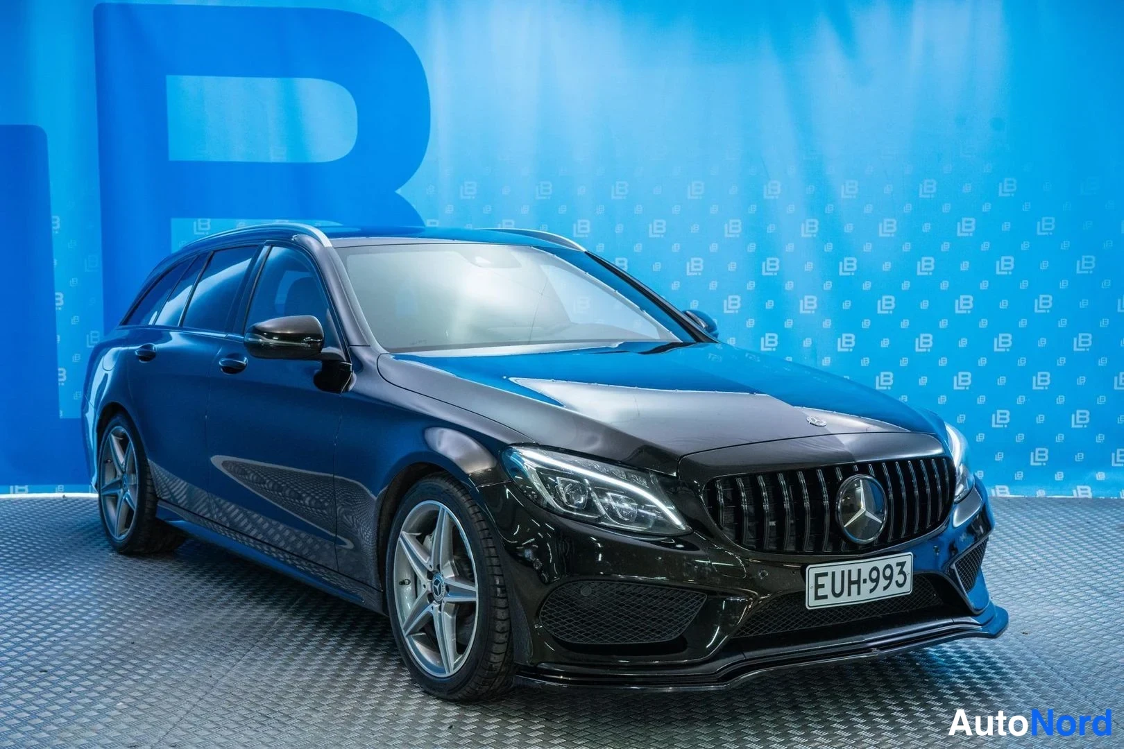 Black Mercedes-Benz C 350 e 2018, front three-quarter, nose to the left, photo 2