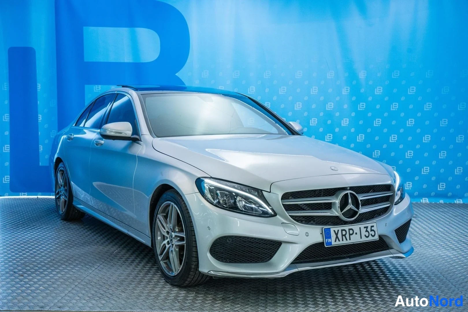 Silver Mercedes-Benz C 220 BlueTEC 2015, front three-quarter, nose to the right, photo 3