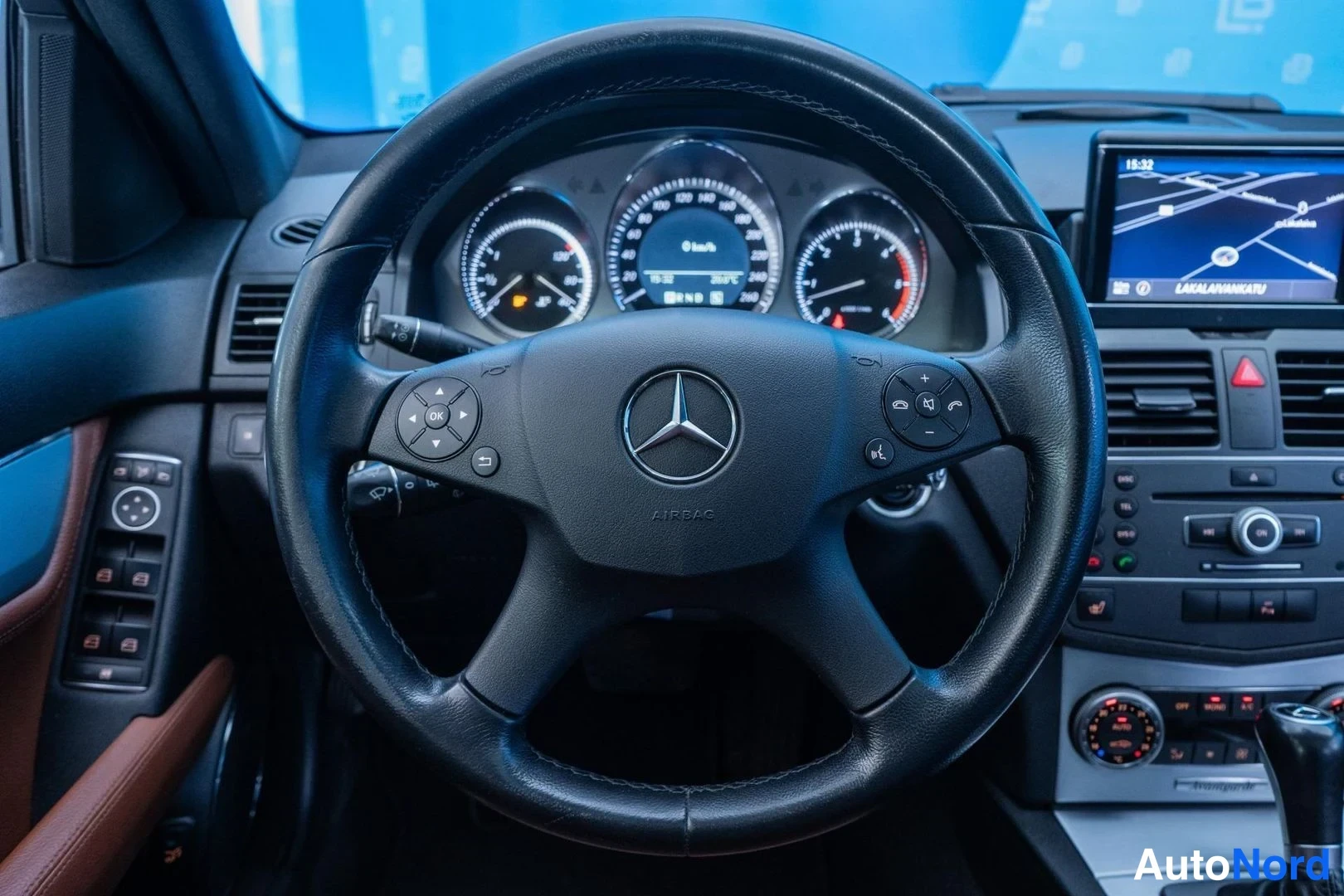 Grey Mercedes-Benz C 350 CDI 2011, detail, photo 12