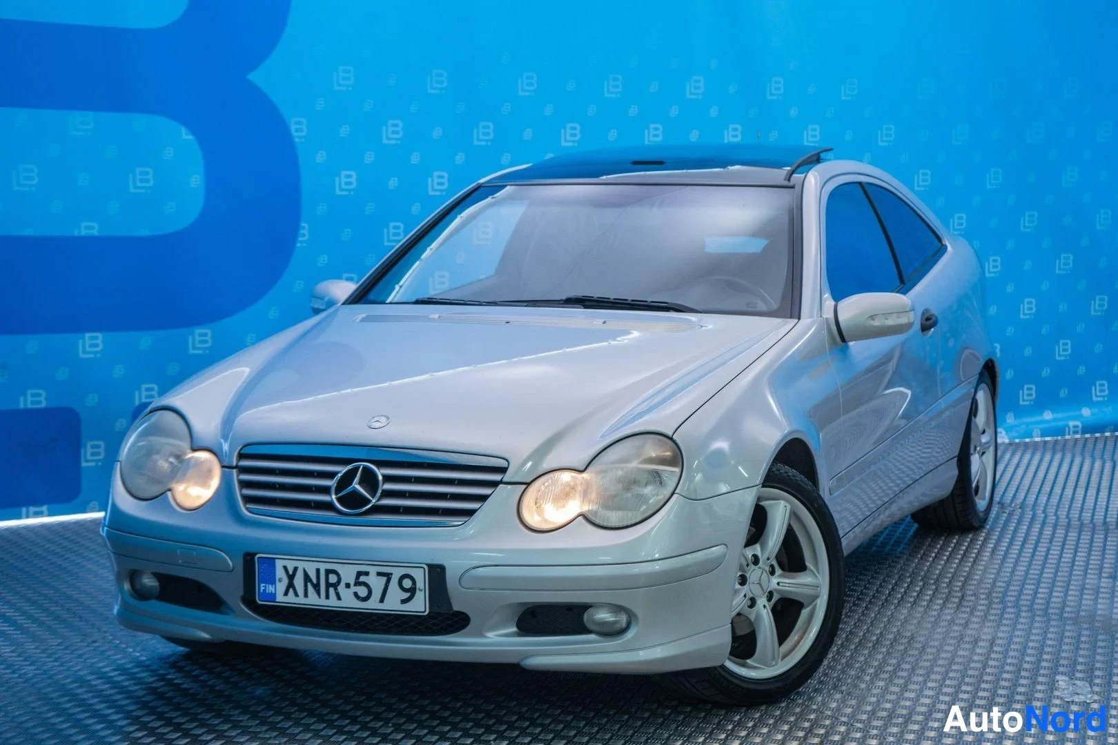 Silver Mercedes-Benz C 200 2004, front three-quarter, nose to the left, photo 2