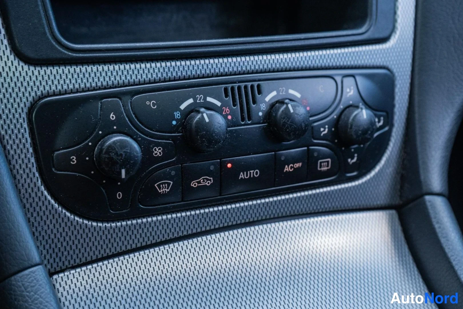 Silver Mercedes-Benz C 200 2004, detail, photo 14