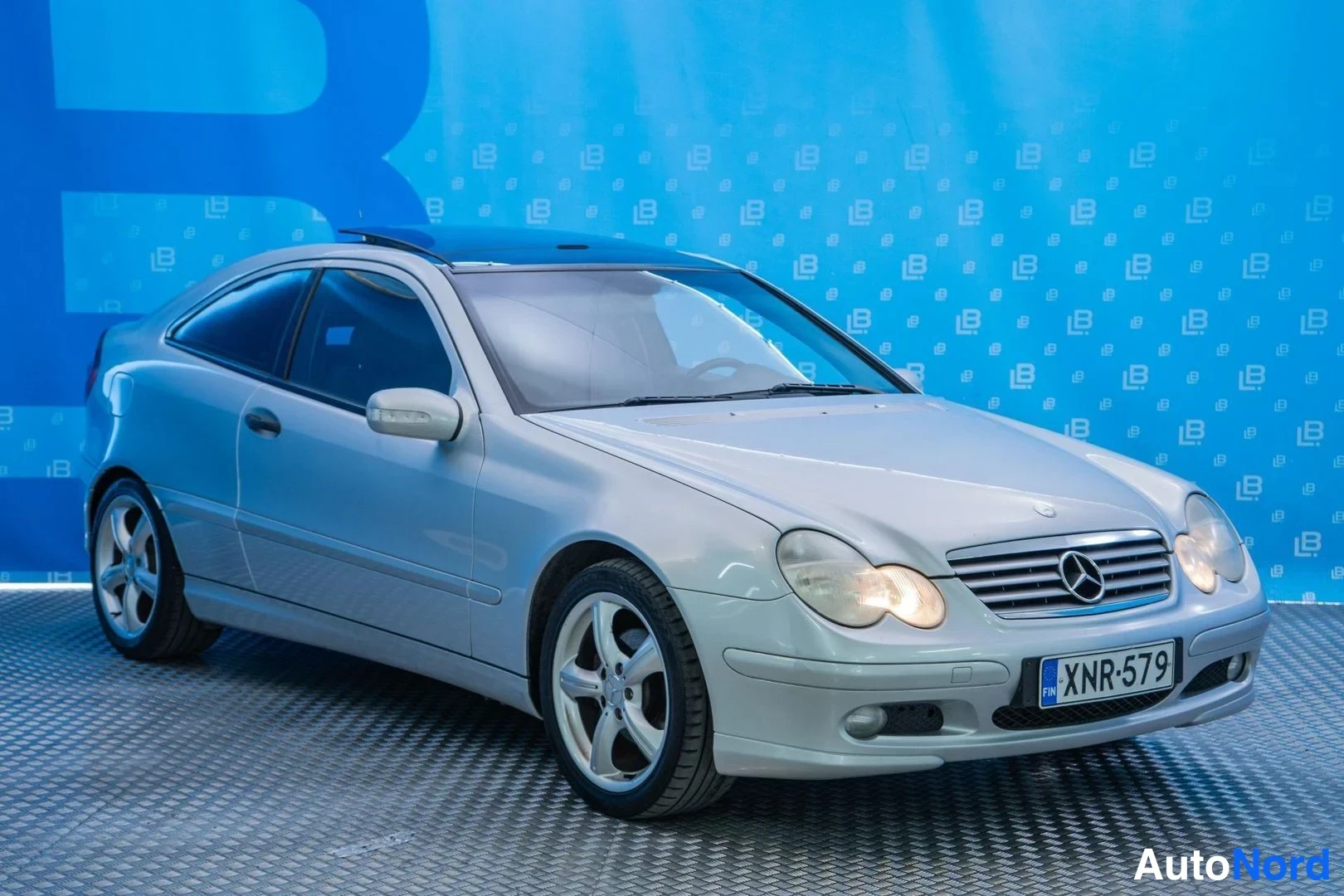 Silver Mercedes-Benz C 200 2004, front three-quarter, nose to the right, photo 3