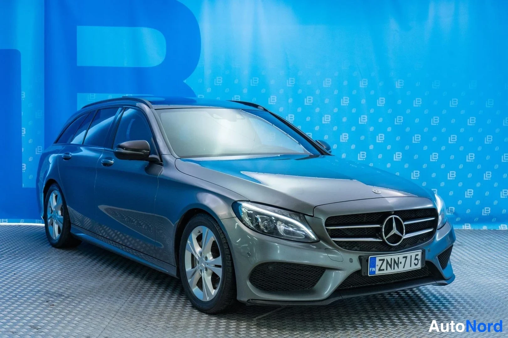 Grey Mercedes-Benz C 220 d 4MATIC 2017, front three-quarter, nose to the right, photo 3