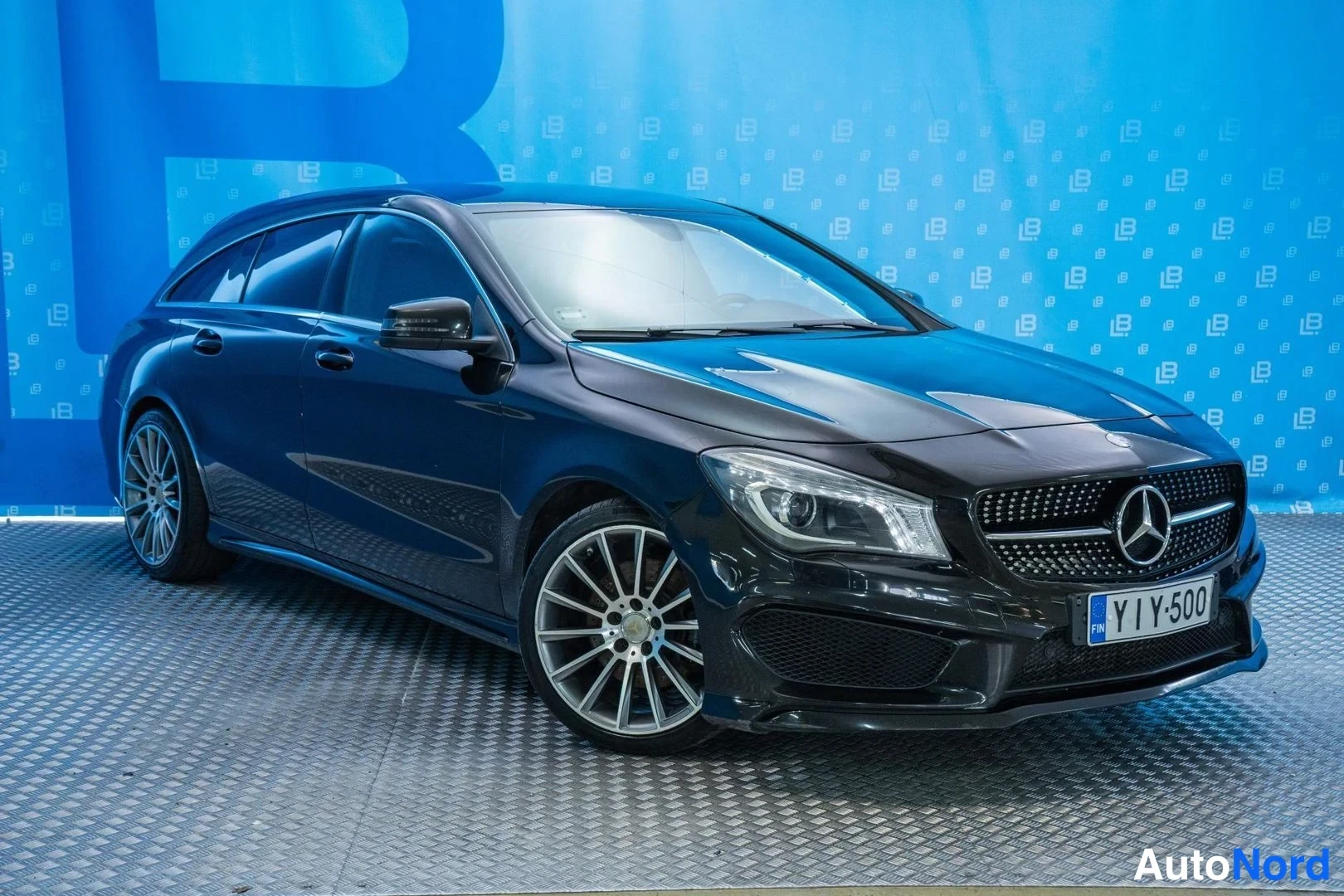 Black Mercedes-Benz CLA 220 CDI 4MATIC 2016, front three-quarter, nose to the right, photo 3