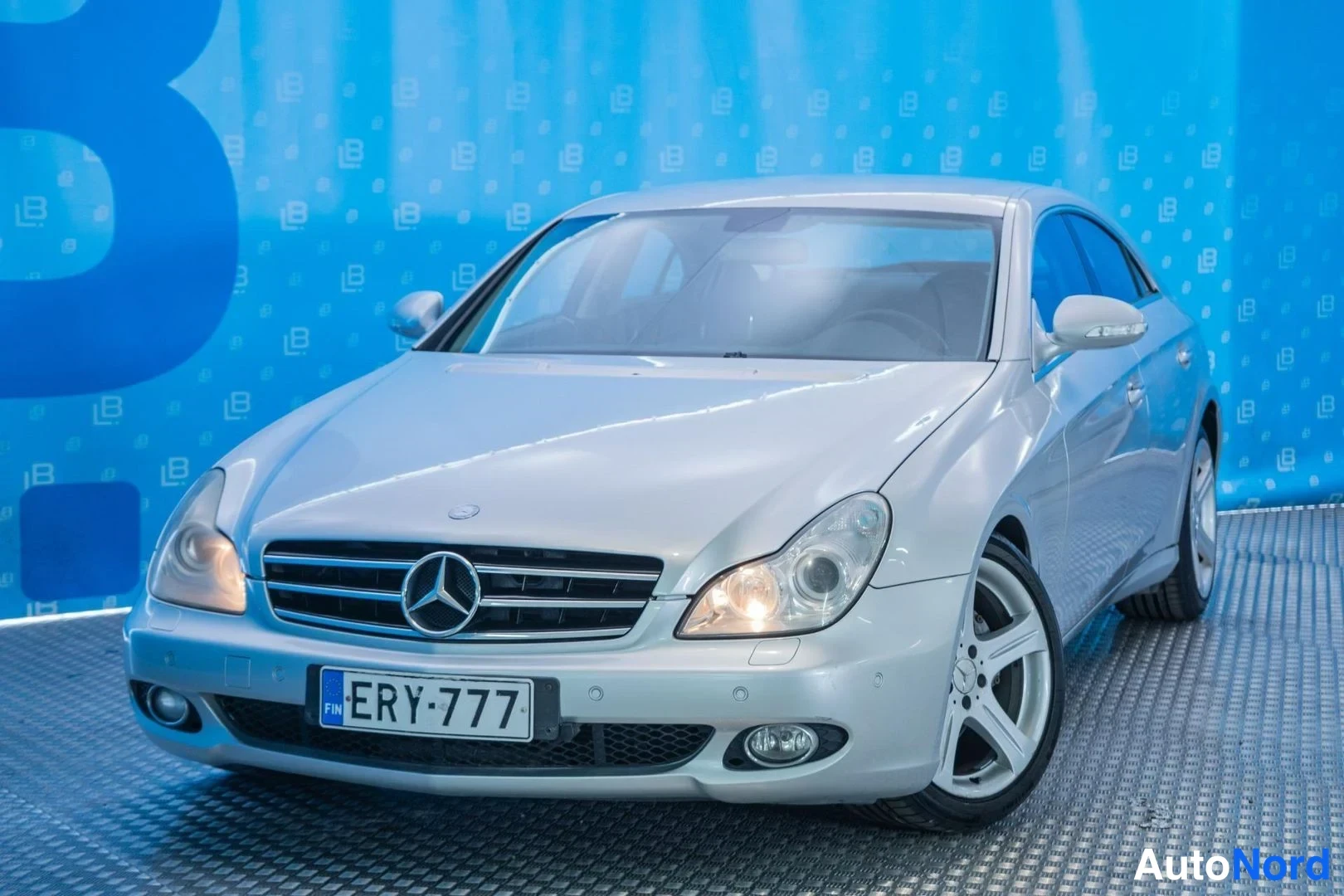Silver Mercedes-Benz CLS 350 2005, front three-quarter, nose to the left, photo 2