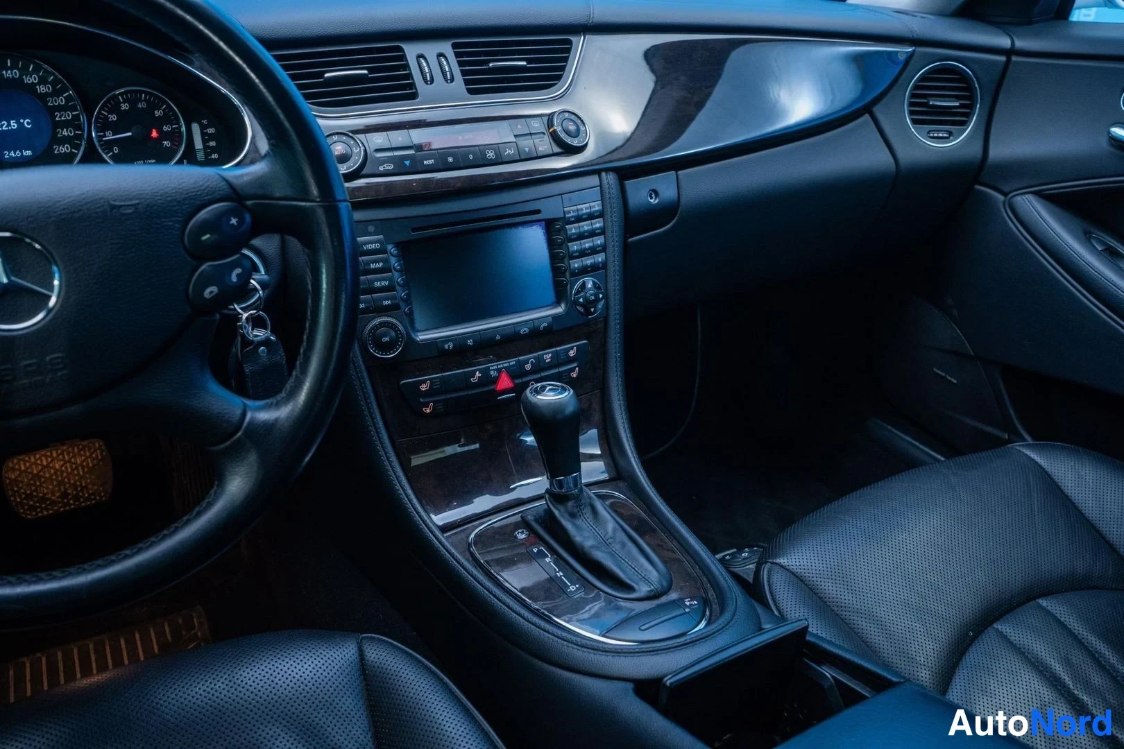 Silver Mercedes-Benz CLS 350 2005, cockpit, photo 9