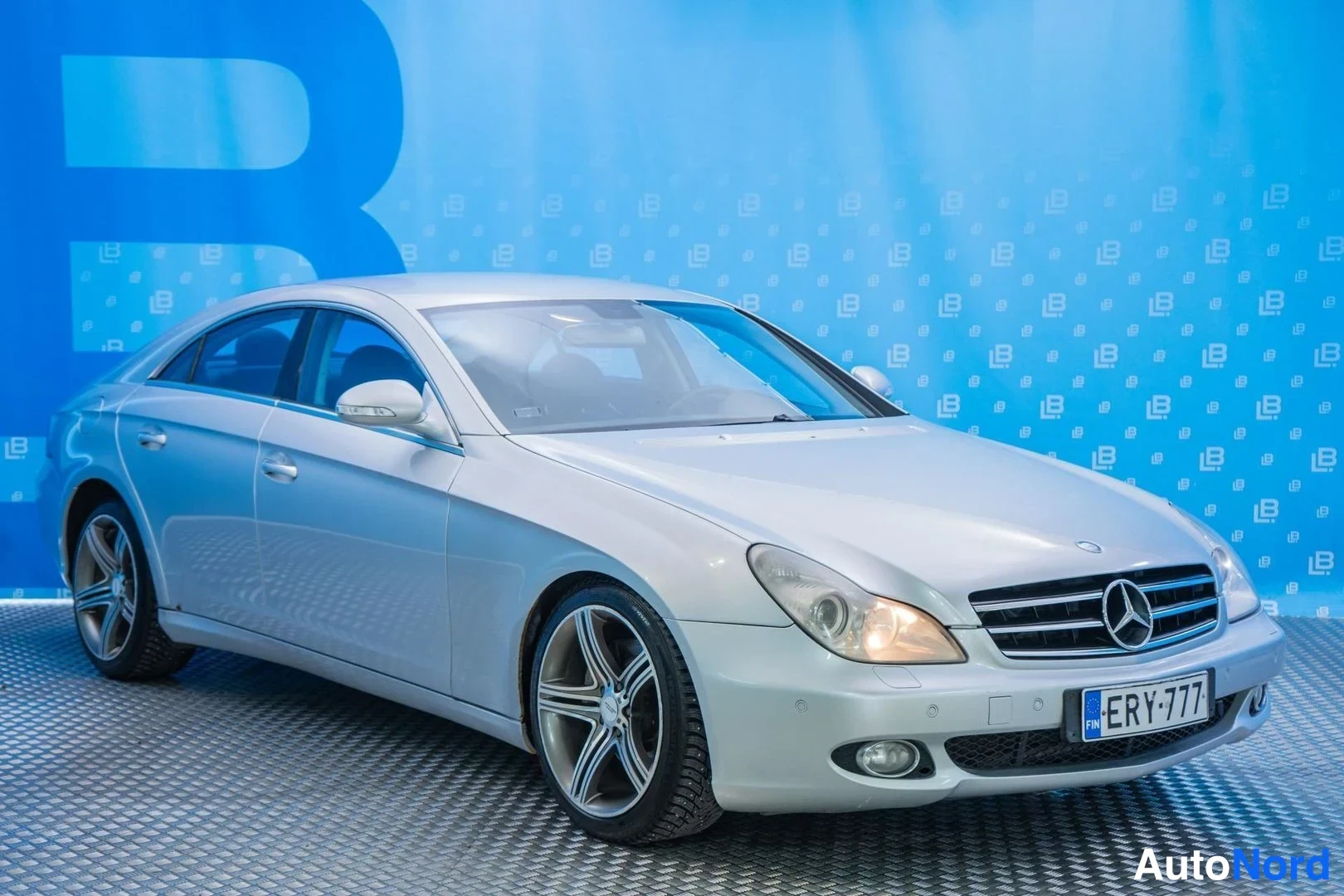 Silver Mercedes-Benz CLS 350 2005, front three-quarter, nose to the right, photo 3