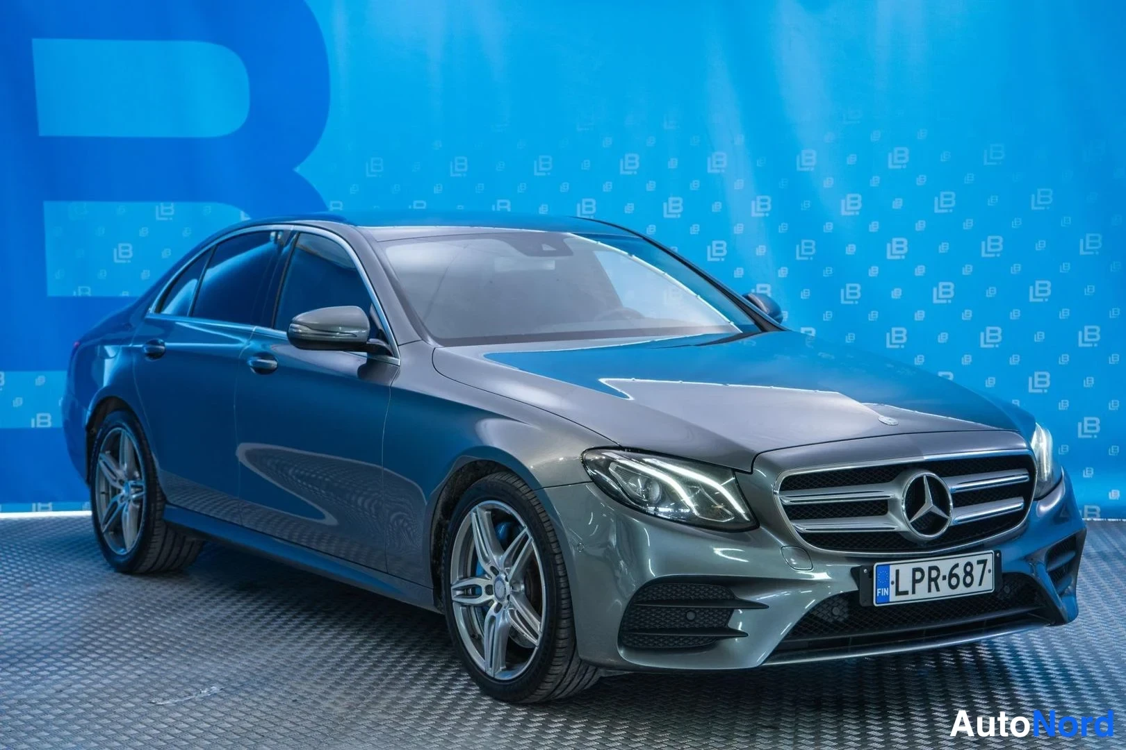 Grey Mercedes-Benz E 350 e 2017, front three-quarter, nose to the right, photo 3