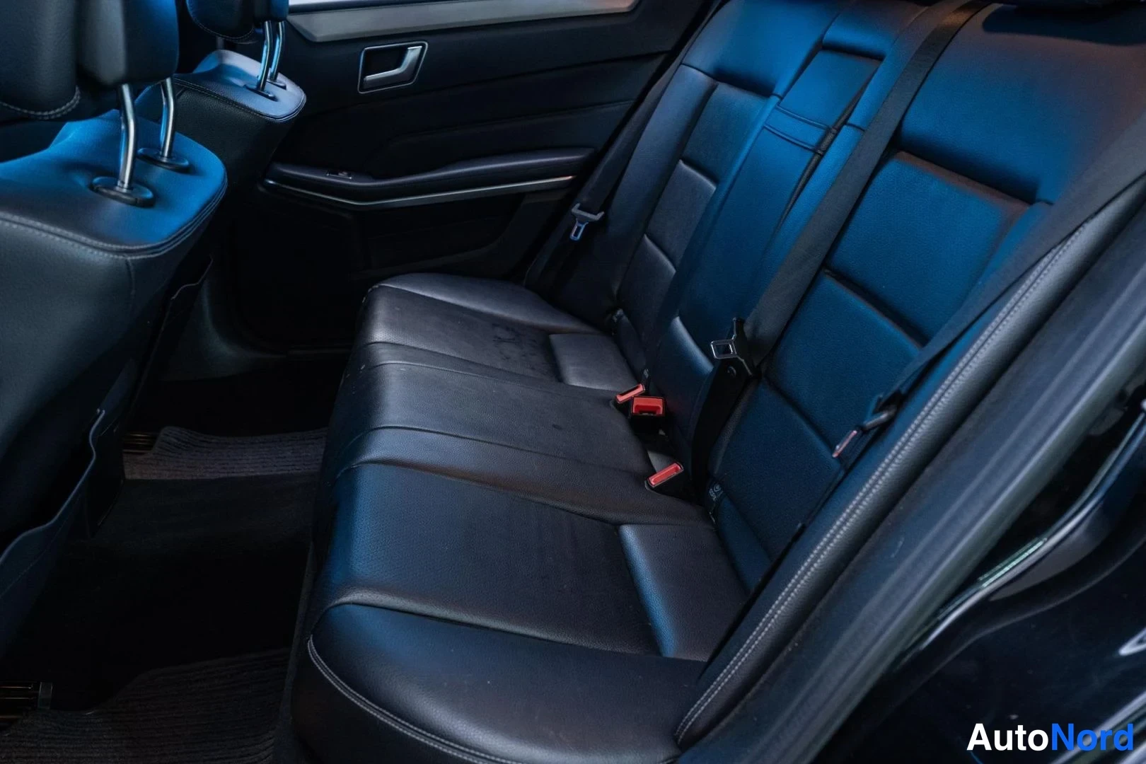 Black Mercedes-Benz E 200 CDI 2014, rear seats, photo 10