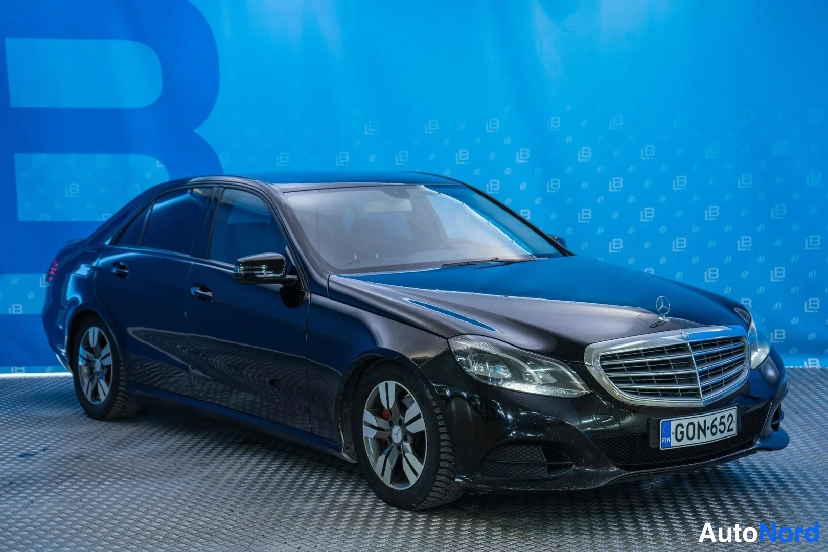 Black Mercedes-Benz E 200 CDI 2014, front three-quarter, nose to the right, photo 3