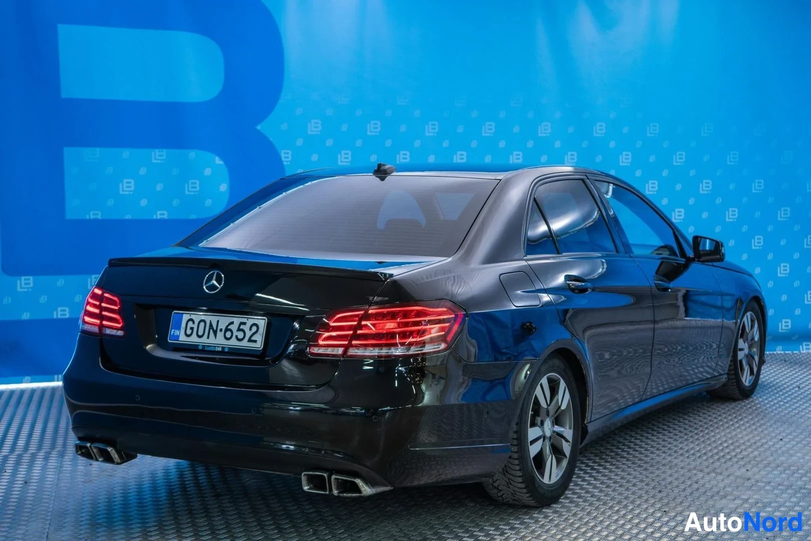 Black Mercedes-Benz E 200 CDI 2014, rear three-quarter, photo 4