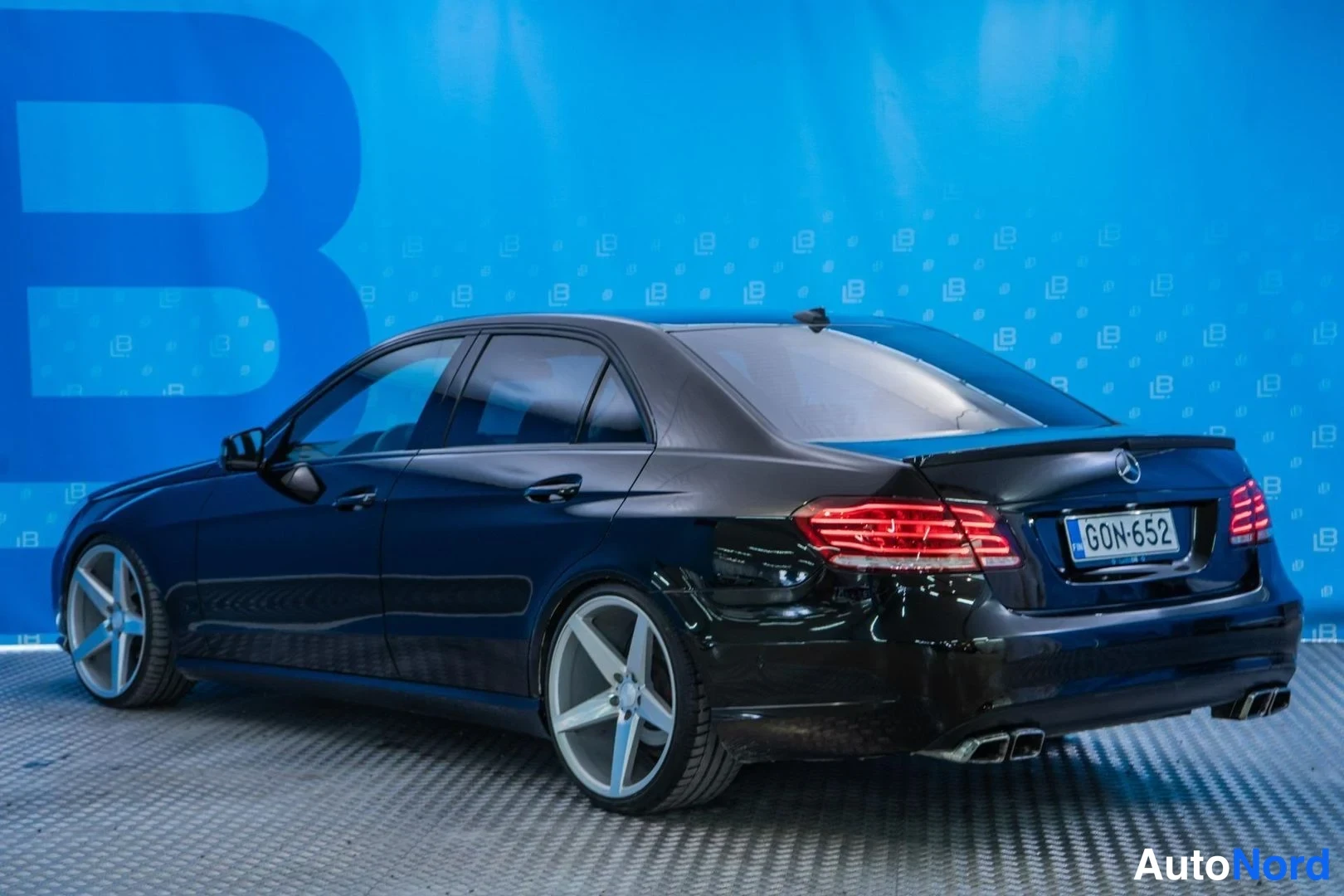 Black Mercedes-Benz E 200 CDI 2014, rear three-quarter, photo 5