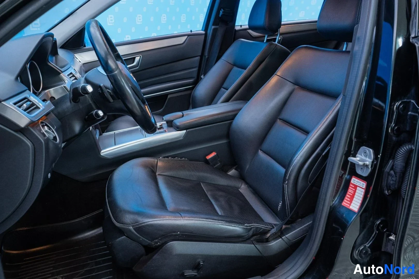 Black Mercedes-Benz E 200 CDI 2014, front seats, photo 9