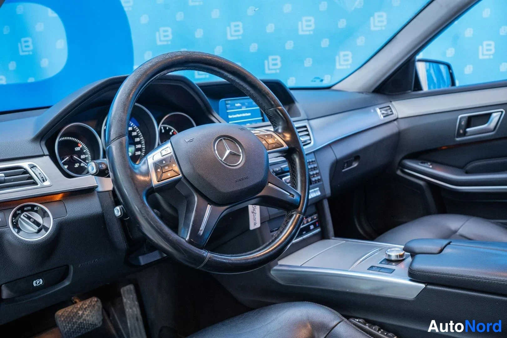 Black Mercedes-Benz E 200 CDI 2014, cockpit, photo 8
