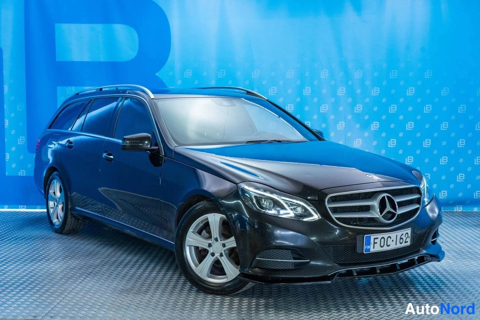 Black Mercedes-Benz E 200 BlueTEC 2016, front three-quarter, nose to the right, photo 2