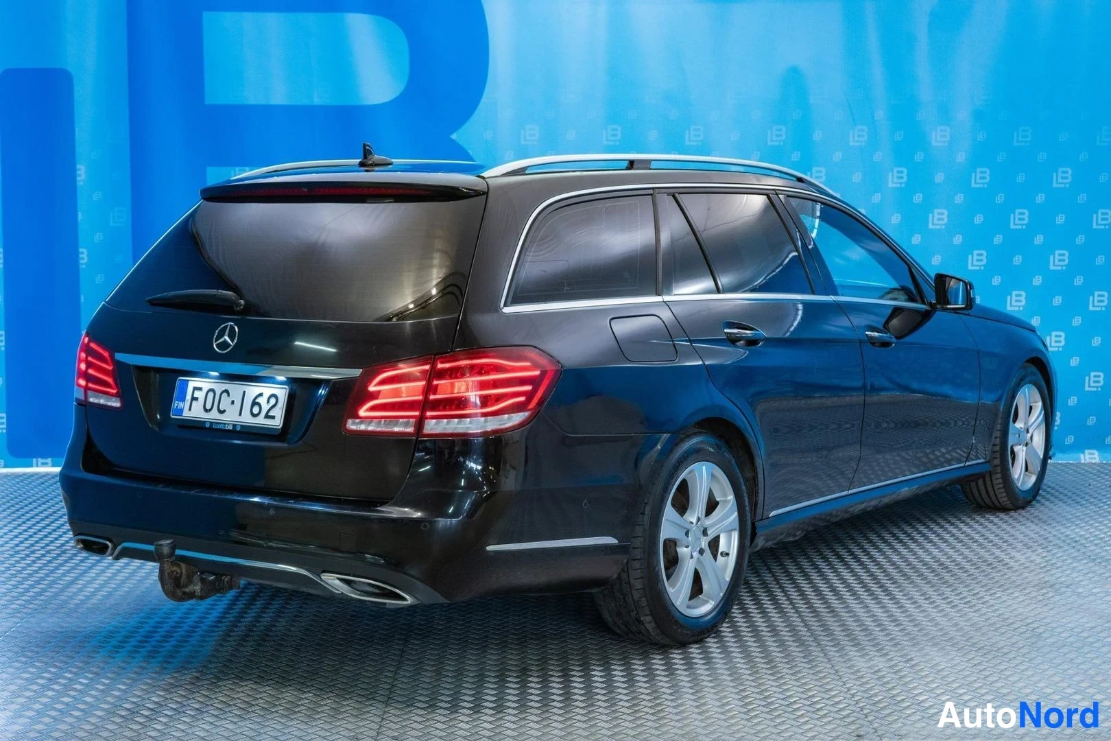 Black Mercedes-Benz E 200 BlueTEC 2016, rear three-quarter, photo 4