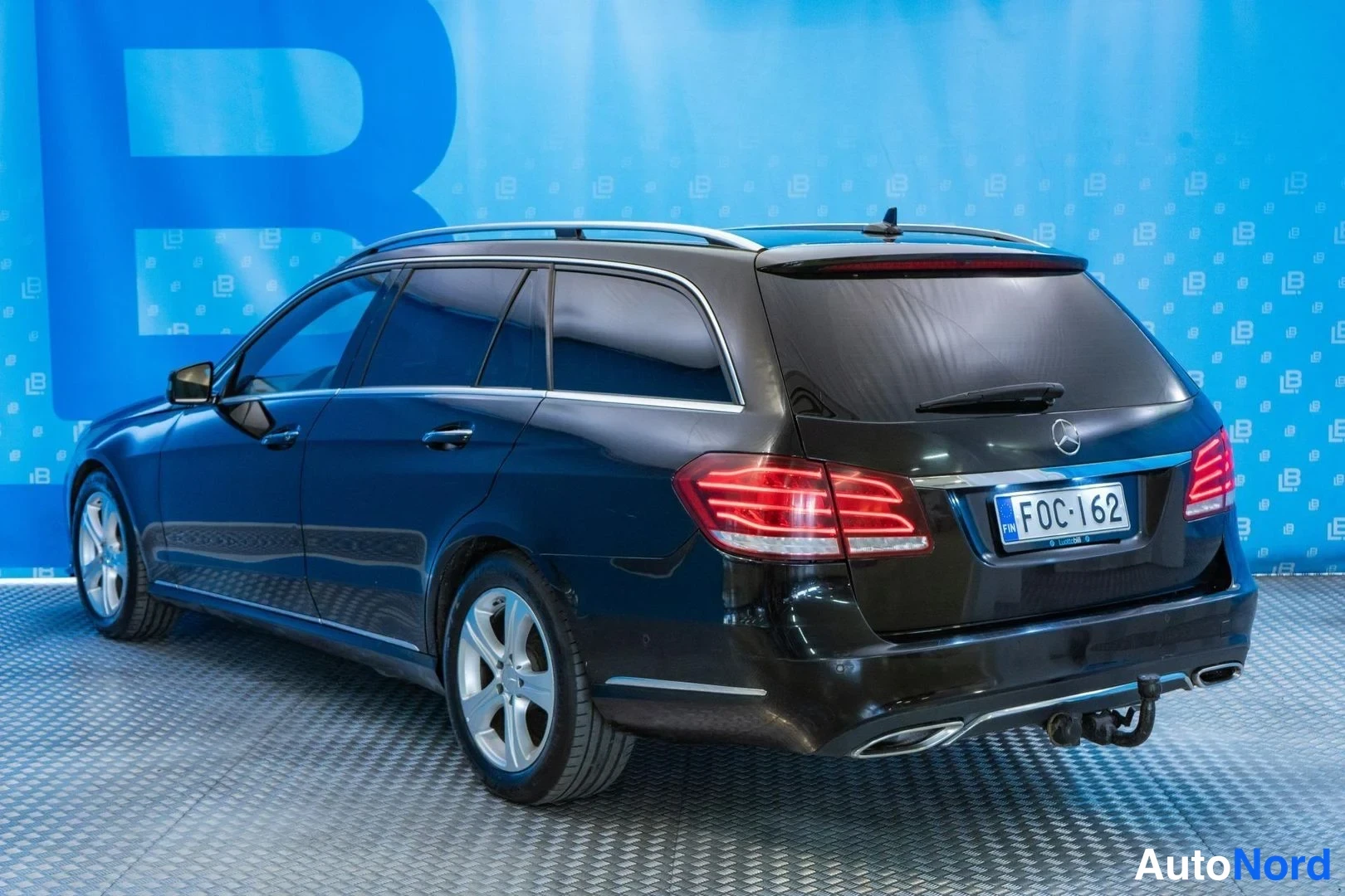Black Mercedes-Benz E 200 BlueTEC 2016, rear three-quarter, photo 5