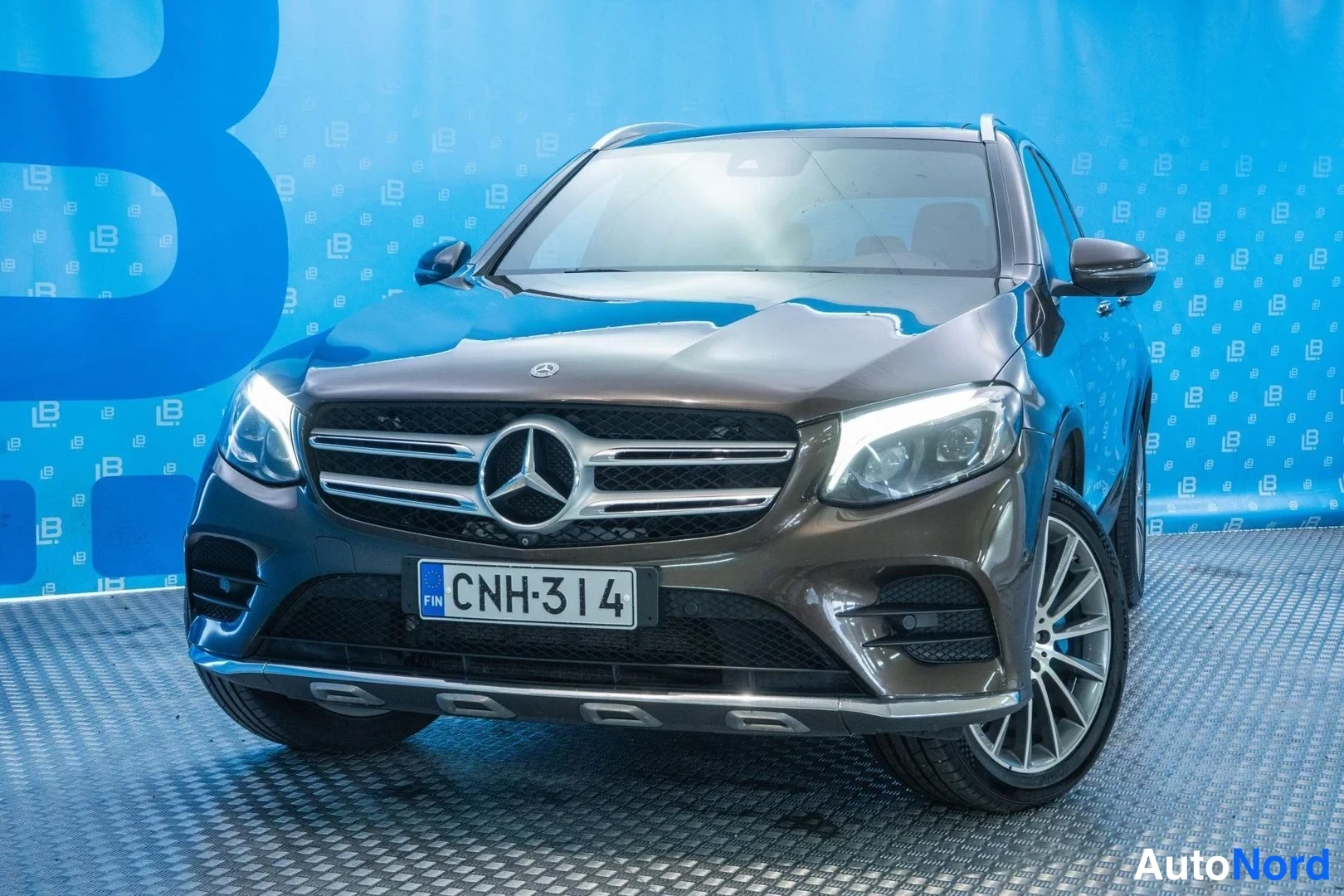 Brown Mercedes-Benz GLC 350 e 4MATIC 2017, front three-quarter, nose to the left, photo 2