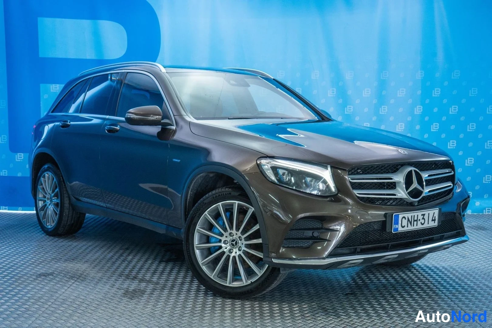 Brown Mercedes-Benz GLC 350 e 4MATIC 2017, front three-quarter, nose to the right, photo 3