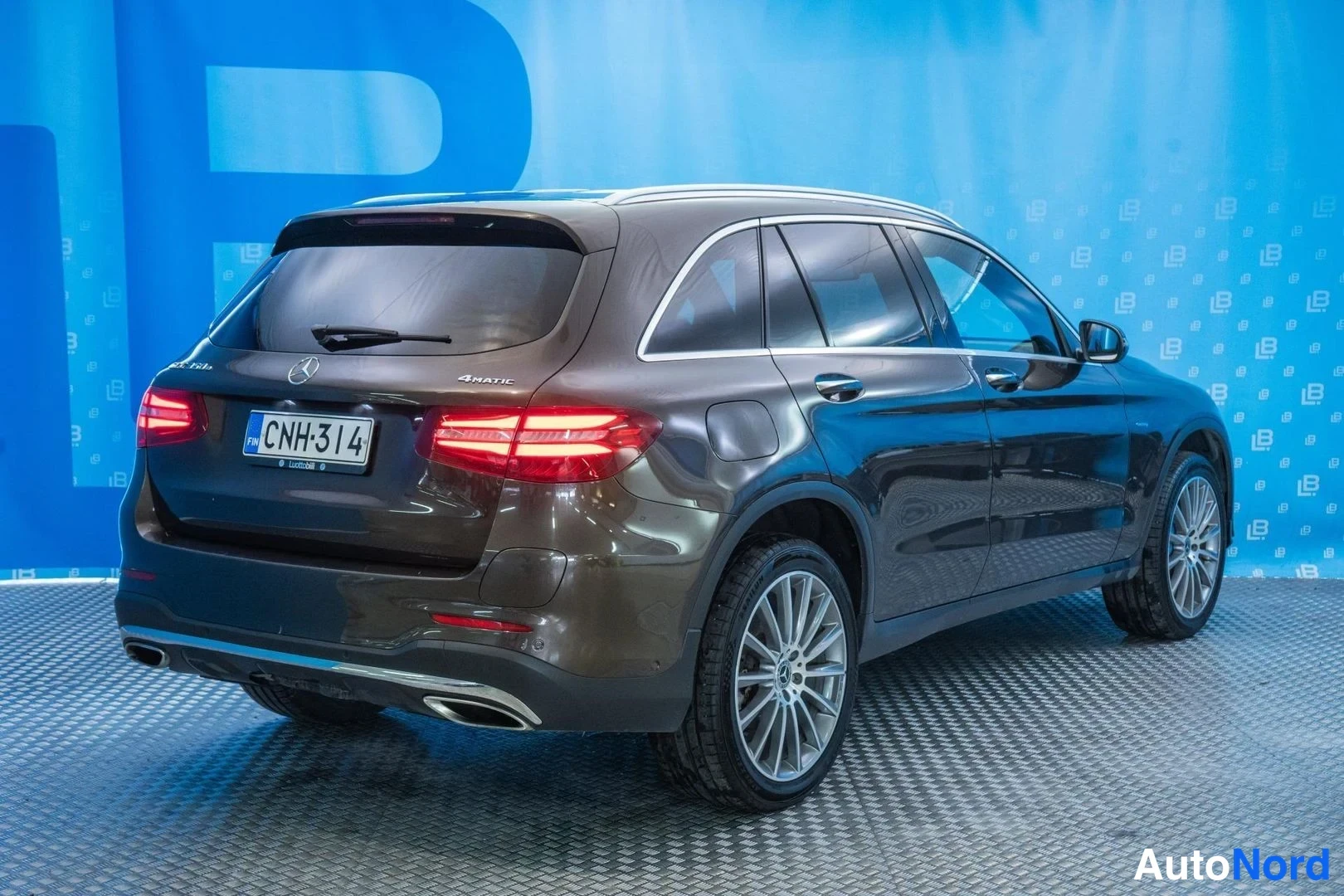 Brown Mercedes-Benz GLC 350 e 4MATIC 2017, rear three-quarter, photo 6