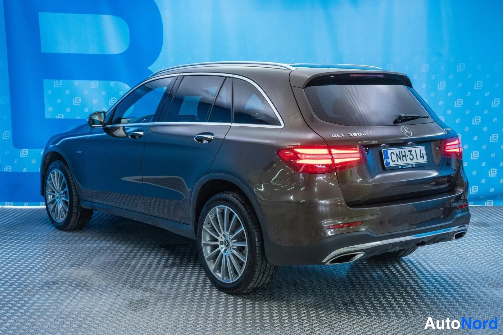 Brown Mercedes-Benz GLC 350 e 4MATIC 2017, rear three-quarter, photo 5