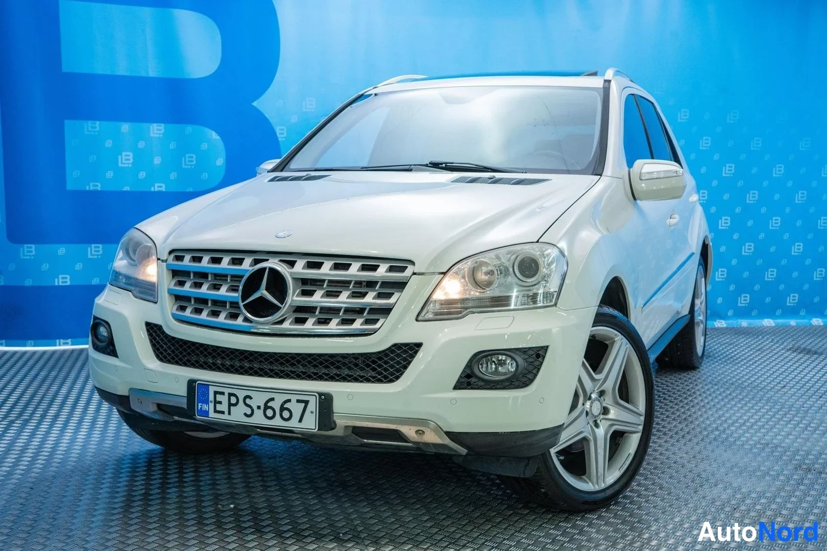 White Mercedes-Benz ML 350 CDI 4MATIC 2010, front three-quarter, nose to the left, photo 2
