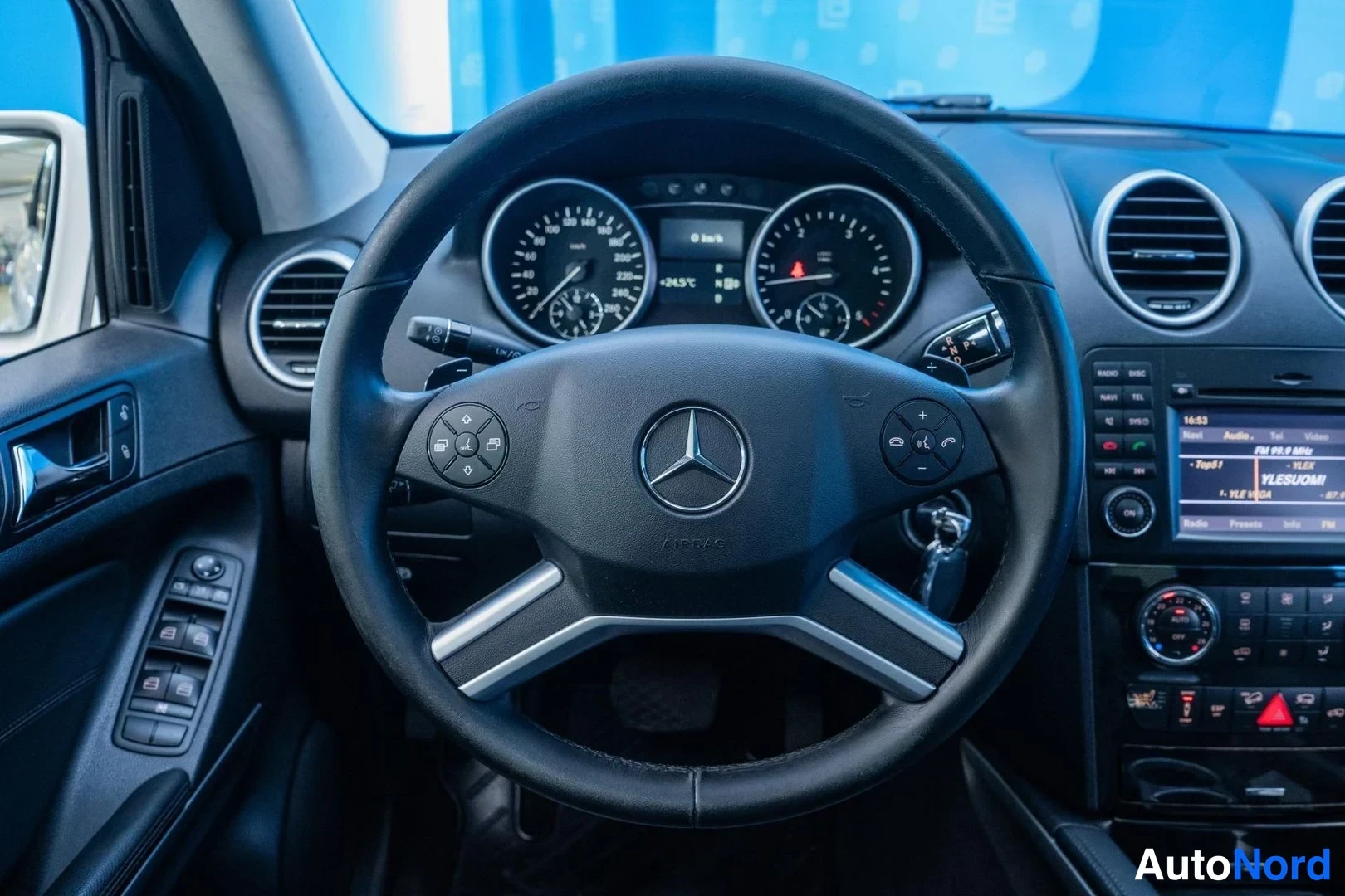 White Mercedes-Benz ML 350 CDI 4MATIC 2010, cockpit, photo 9