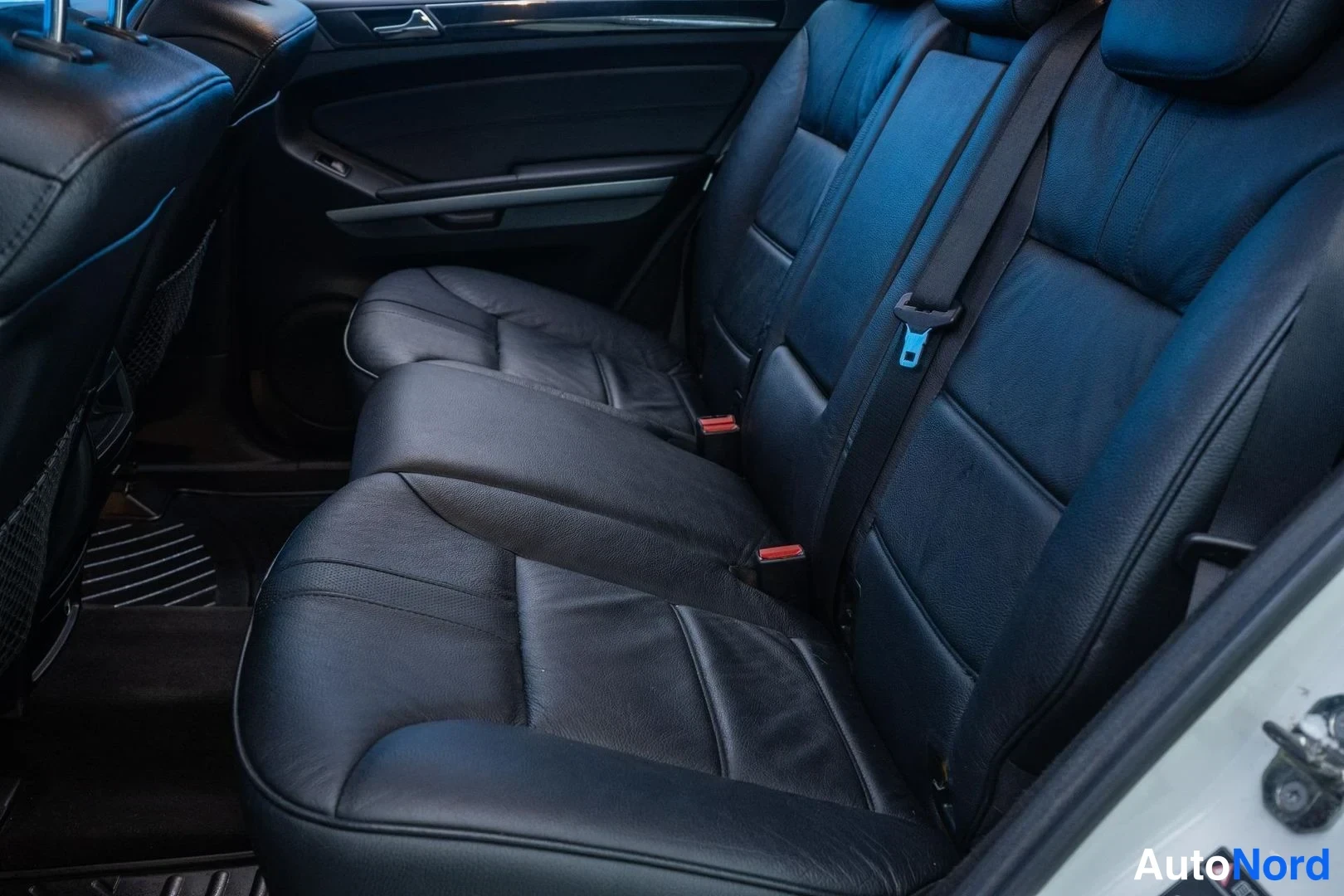White Mercedes-Benz ML 350 CDI 4MATIC 2010, rear seats, photo 12