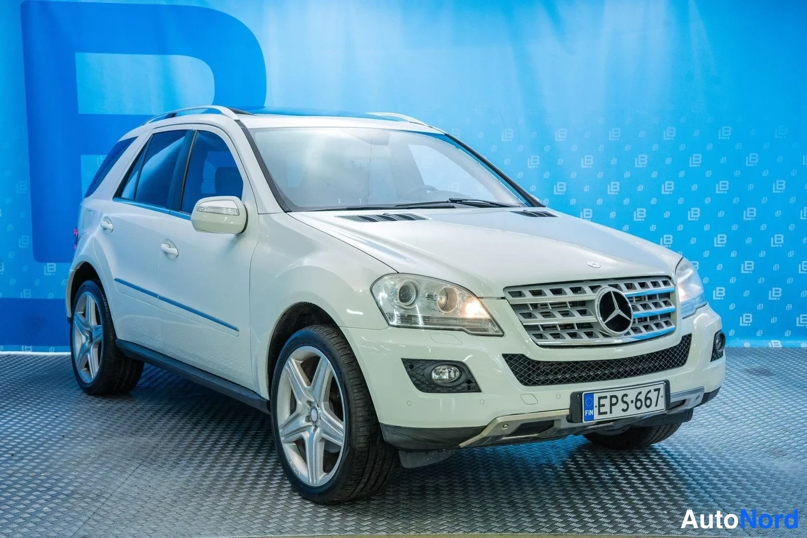 White Mercedes-Benz ML 350 CDI 4MATIC 2010, front three-quarter, nose to the right, photo 3