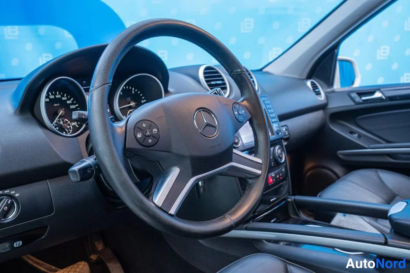 White Mercedes-Benz ML 350 CDI 4MATIC 2010, cockpit, photo 7